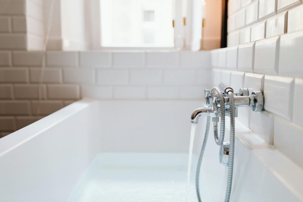 VVS-installatör hjälper dig byta blandare i dusch eller badkar